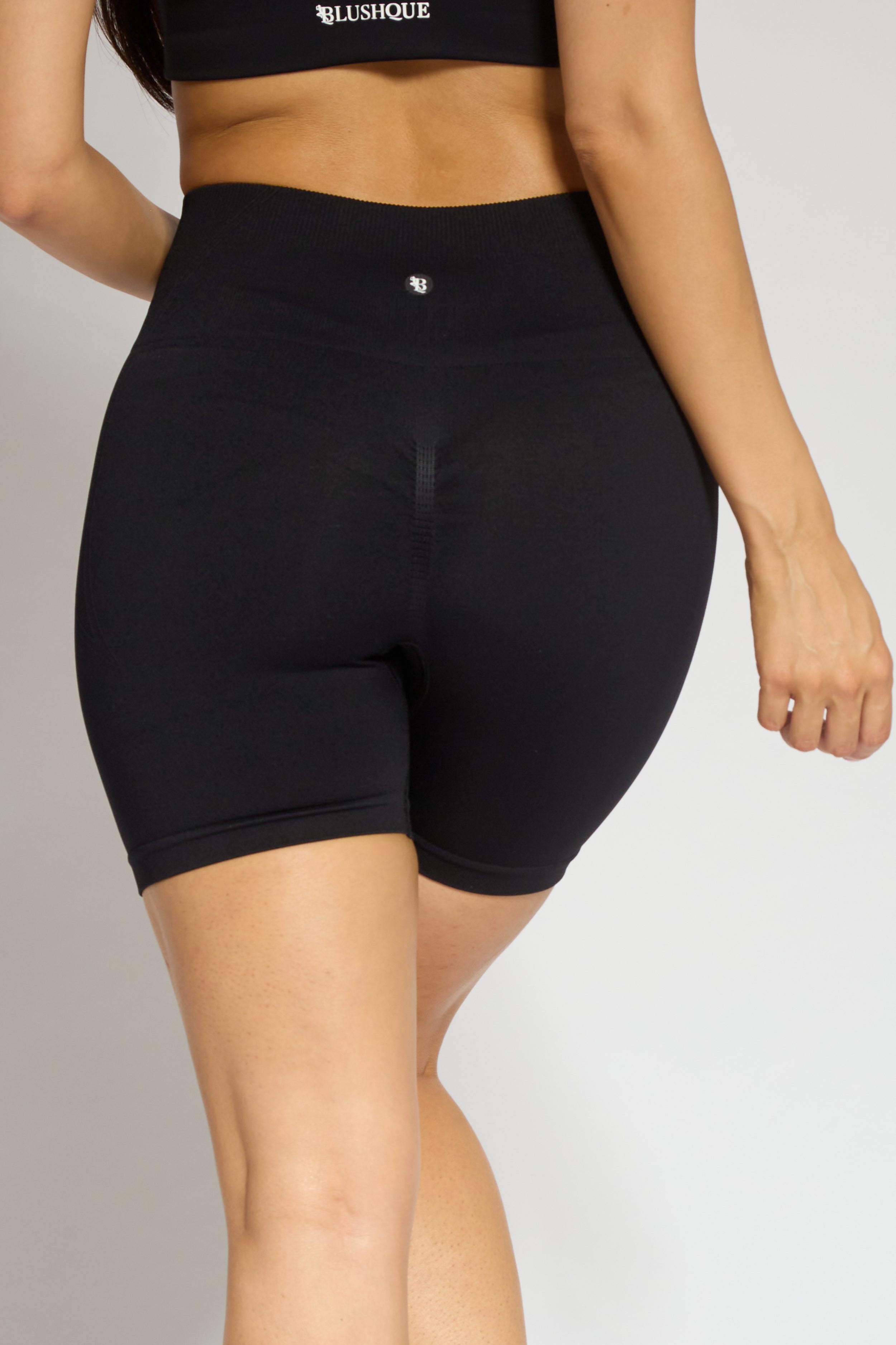 Contour scrunch shorts black